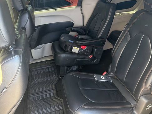 Used 2017 Chrysler Pacifica Touring-L FWD image 7