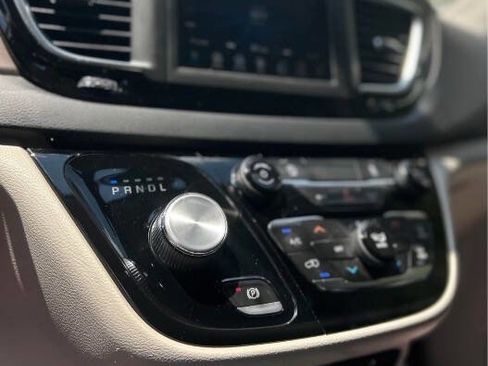 Used 2020 Chrysler Voyager LX image 9