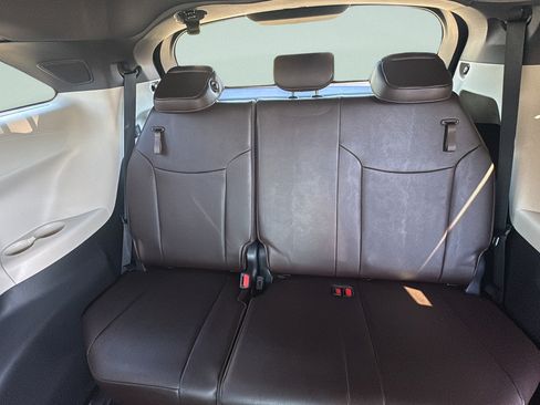 Used 2022 Toyota Sienna Platinum AWD/4WD image 12
