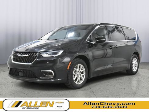 Used 2023 Chrysler Pacifica Touring-L FWD image 1