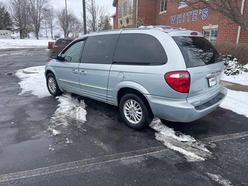 Used 2001 Chrysler Town & Country Limited image 12
