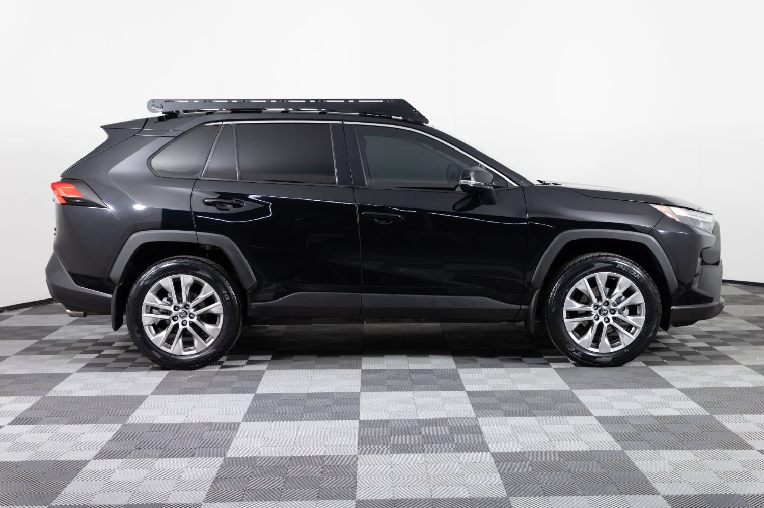 Used 2022 Toyota RAV4 XLE Premium AWD/4WD image 9