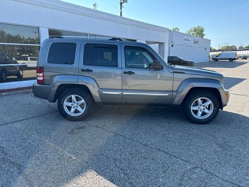Used 2012 Jeep Liberty Limited AWD/4WD image 2