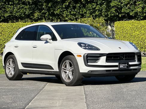 Certified 2025 Porsche Macan AWD/4WD image 10