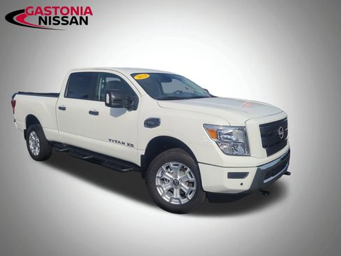 Used 2024 Nissan Titan SV w/ SV Convenience Package image 2