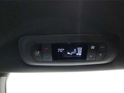 Used 2025 Chrysler Pacifica Select image 37