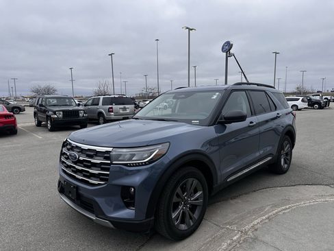 Used 2025 Ford Explorer Active w/ Active Comfort Package image 2
