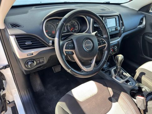 Used 2015 Jeep Cherokee Sport image 3