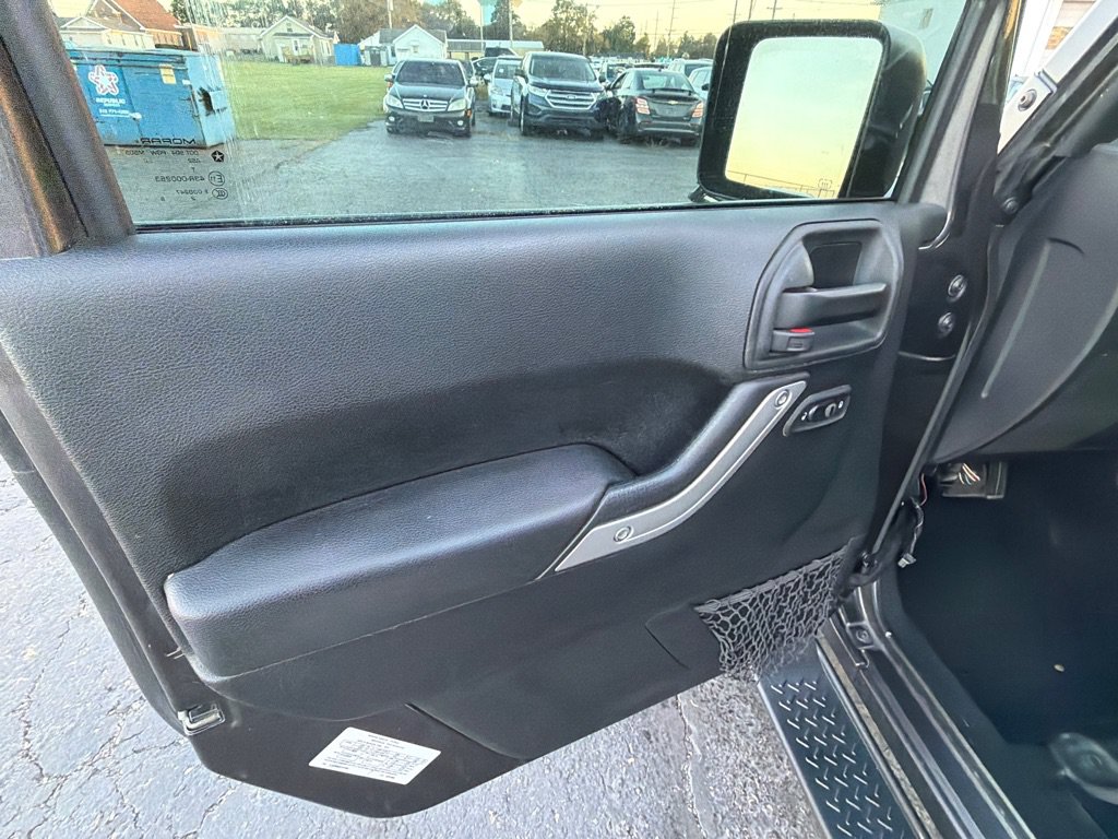 Used 2018 Jeep Wrangler Unlimited Sahara AWD/4WD image 11