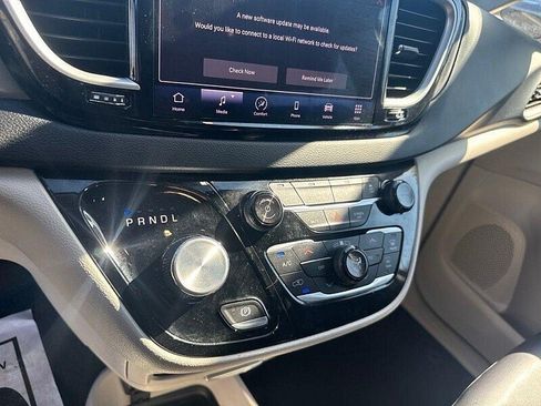 Used 2023 Chrysler Pacifica Touring-L FWD image 31