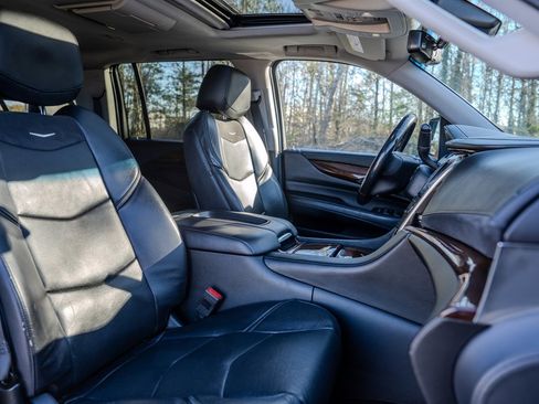 Used 2020 Cadillac Escalade ESV Premium Luxury image 34