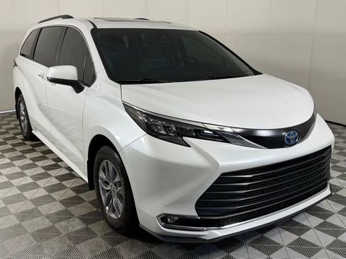 Used 2024 Toyota Sienna XLE FWD image 11