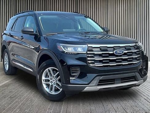 Used 2025 Ford Explorer Active AWD/4WD image 10