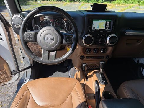 Used 2016 Jeep Wrangler Unlimited Sahara w/ Connectivity Group AWD/4WD image 23