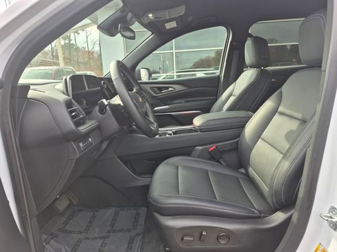 Used 2025 Chevrolet Traverse LT image 2