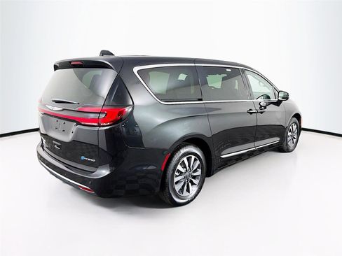 Used 2023 Chrysler Pacifica Limited FWD image 7