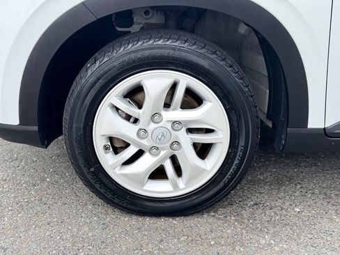 Used 2020 Hyundai Venue SEL FWD image 3