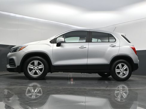 Used 2020 Chevrolet Trax LS FWD image 33