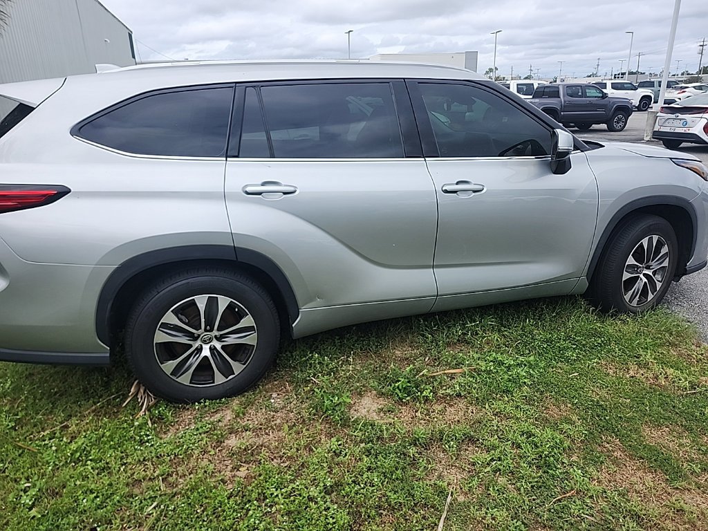 Used 2022 Toyota Highlander XLE FWD image 5