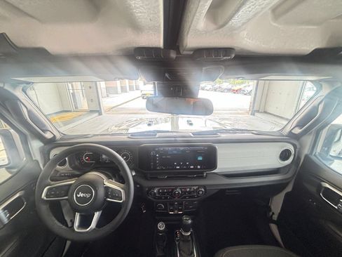Used 2025 Jeep Wrangler Unlimited Sahara AWD/4WD image 33