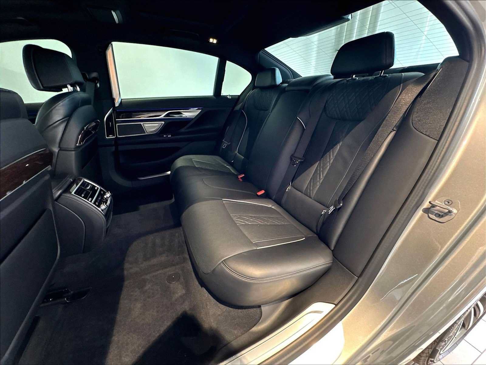 Used 2022 BMW 745e xDrive w/ M Sport Package AWD/4WD image 31