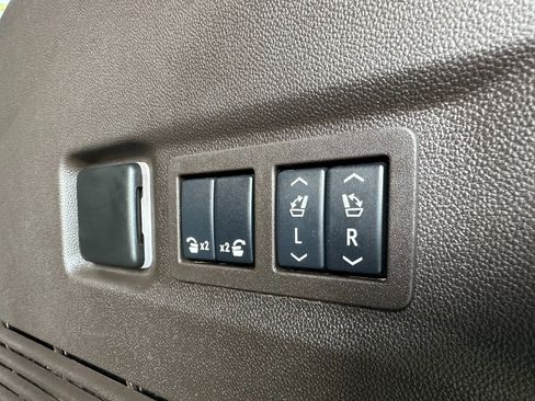 Used 2024 GMC Yukon XL SLT w/ SLT Luxury Package image 40