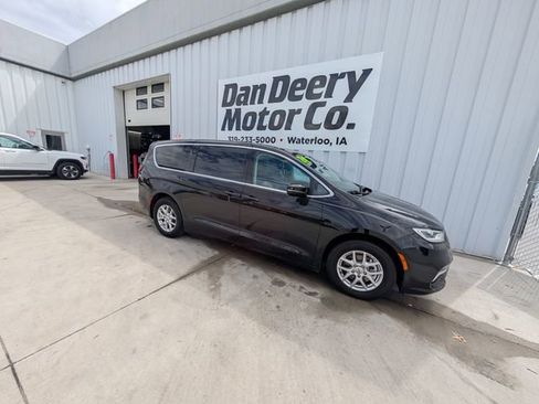 Used 2024 Chrysler Pacifica Touring-L FWD image 30