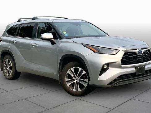 Used 2023 Toyota Highlander XLE AWD/4WD image 3