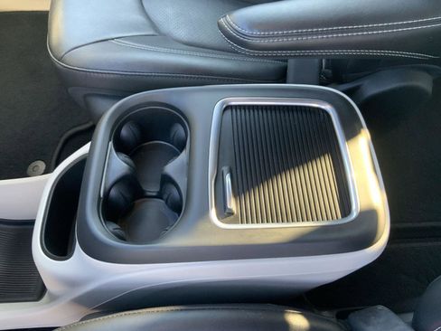 Used 2022 Chrysler Pacifica Touring-L image 50