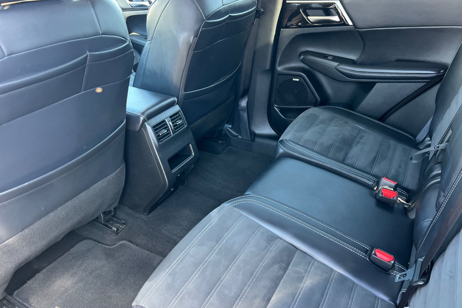 Used 2025 Mitsubishi Outlander SE FWD image 12