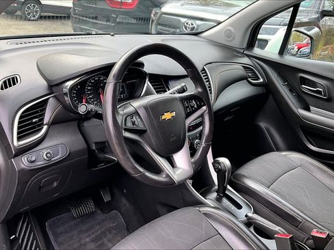 Used 2020 Chevrolet Trax LT w/ LT Convenience Package AWD/4WD image 16