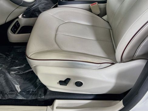 Used 2017 Chrysler Pacifica Limited w/ UConnect Theater Package image 19