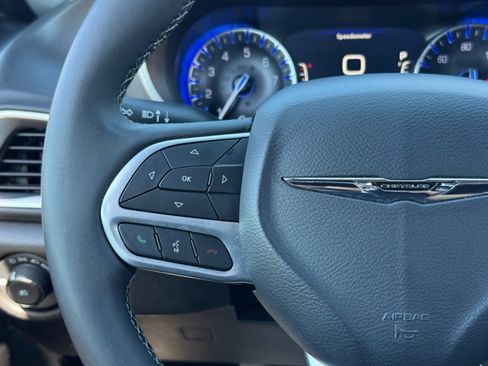 Used 2025 Chrysler Pacifica Select FWD image 19