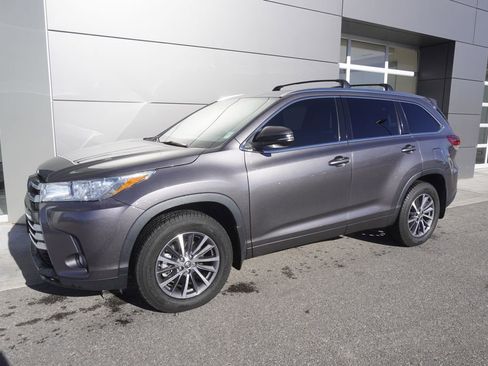 Used 2018 Toyota Highlander XLE image 3