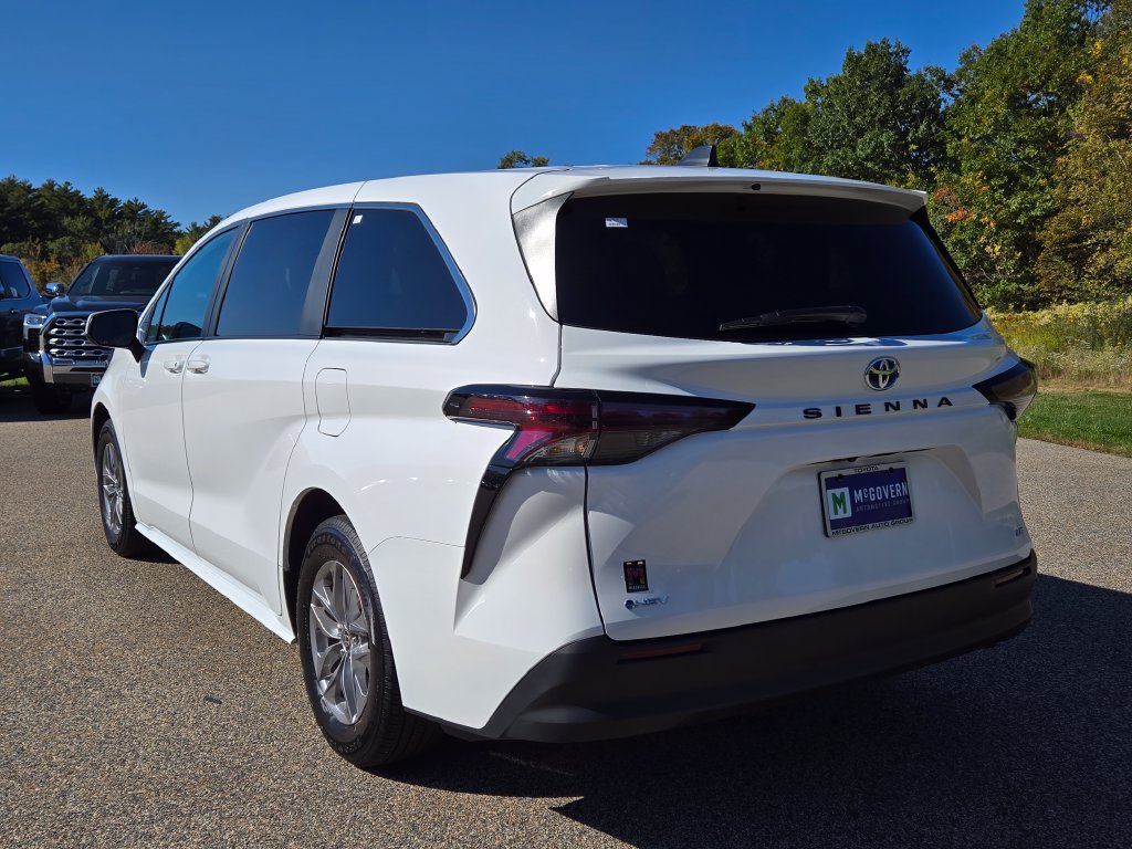 Used 2025 Toyota Sienna LE FWD image 3