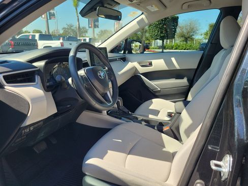 Used 2025 Toyota Corolla Cross LE image 19