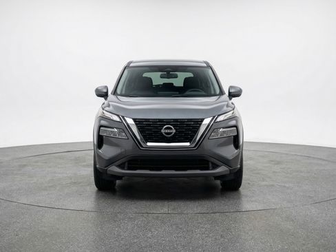 Used 2025 Nissan Rogue SV image 2