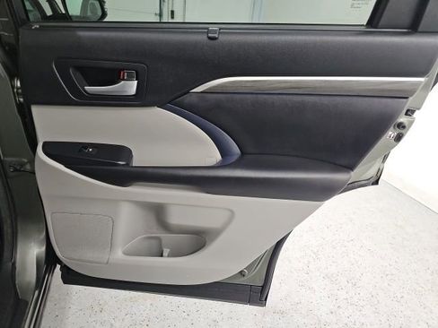 Used 2017 Toyota Highlander Limited Platinum image 37
