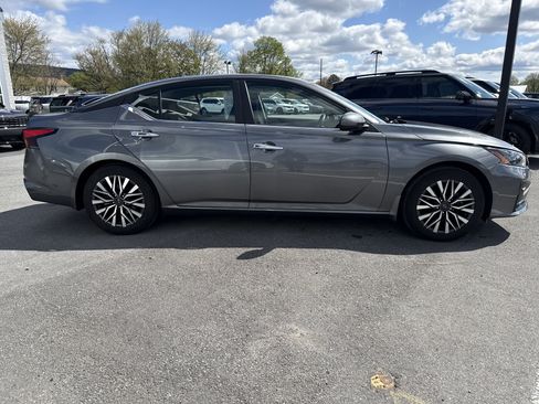 Used 2023 Nissan Altima 2.5 SV w/ SV Premium Package image 2