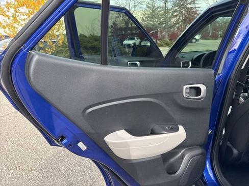 Used 2022 Hyundai Venue SEL image 33