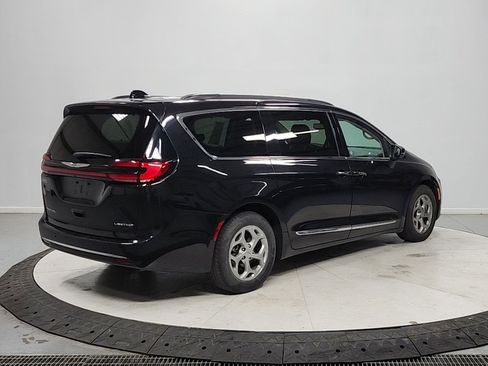 Used 2023 Chrysler Pacifica Limited FWD image 7