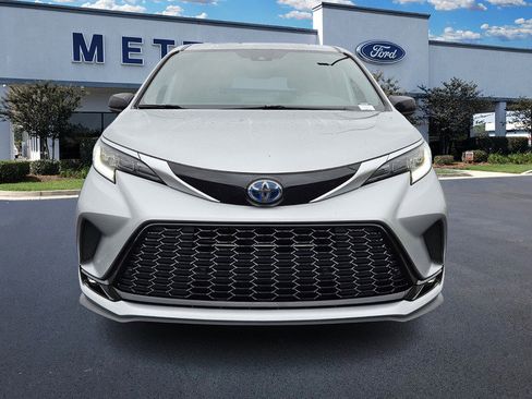 Used 2022 Toyota Sienna XSE image 2