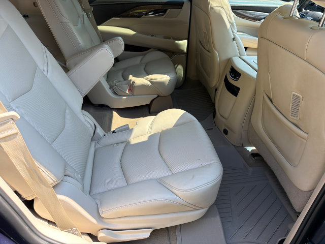 Used 2020 Cadillac Escalade Premium Luxury AWD/4WD image 17
