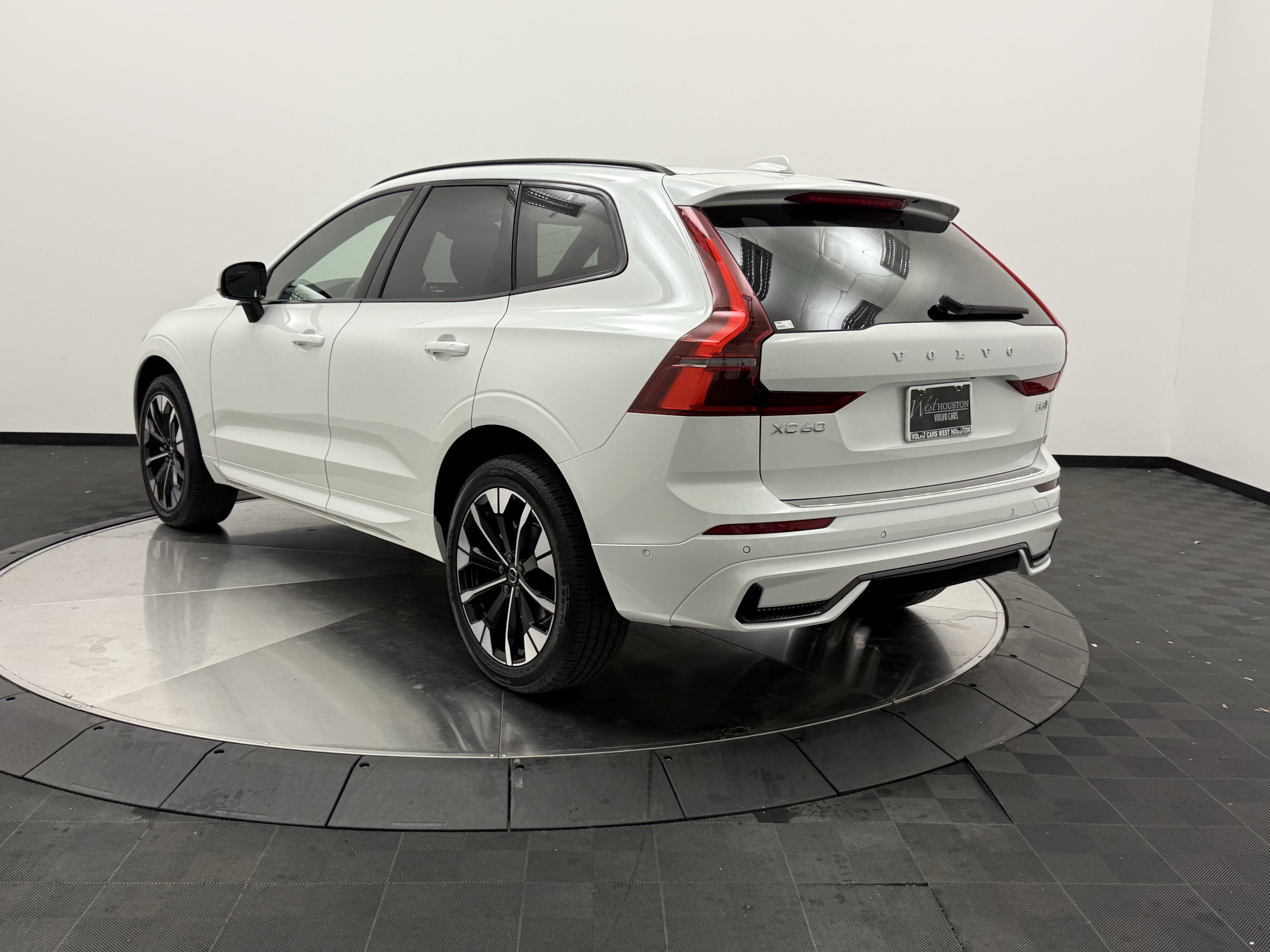 Certified 2026 Volvo XC60 B5 Plus AWD/4WD image 6