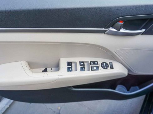 Used 2017 Hyundai Elantra SE image 18