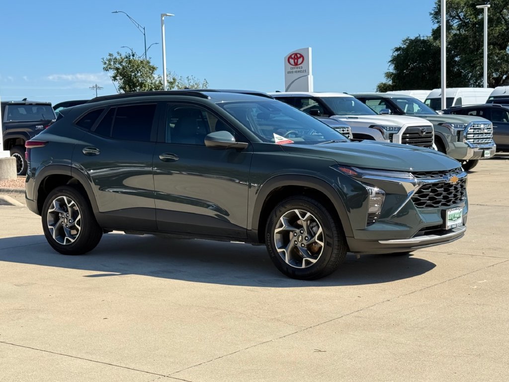 Used 2025 Chevrolet Trax LT FWD image 5
