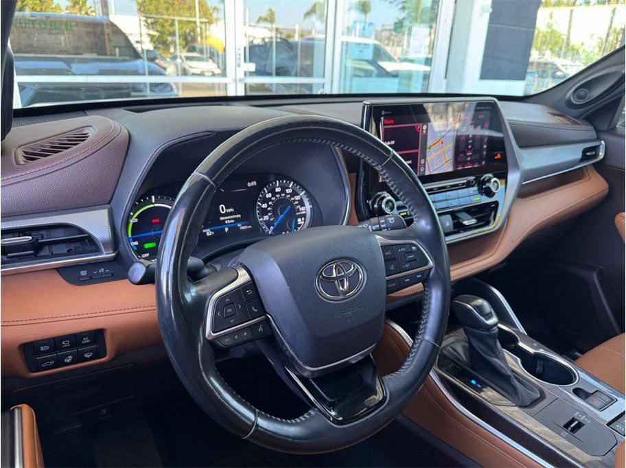 Used 2021 Toyota Highlander Platinum FWD image 25