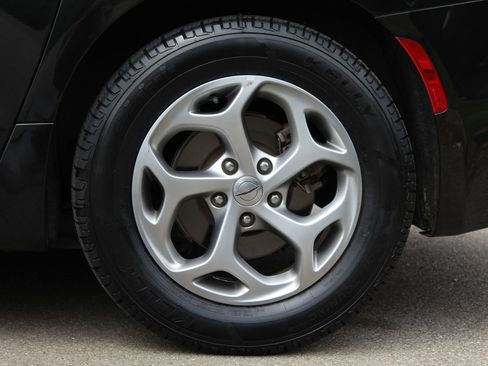 Used 2023 Chrysler Pacifica Limited FWD image 29