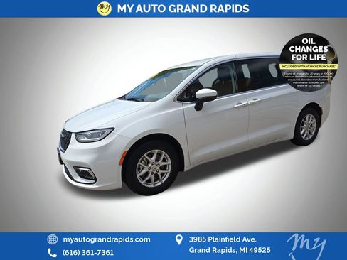 Used 2023 Chrysler Pacifica Touring-L FWD image 3