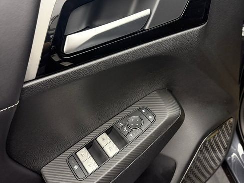 New 2025 Mitsubishi Outlander SE image 16